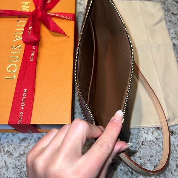 Louis Vuitton Pochette Accessoire Monogram - Picture 6 of 10